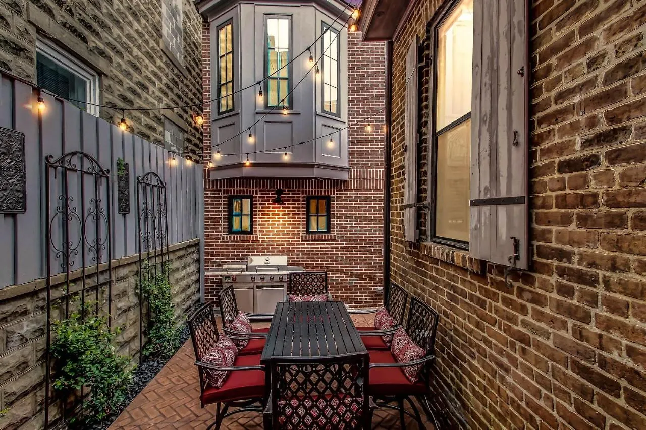 Holiday home The Lyons House - Luxe Historical Home - Parking Included Savannah United States