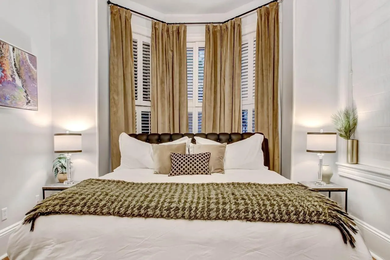 The Lyons House - Luxe Historical Home - Parking Included Savannah United States