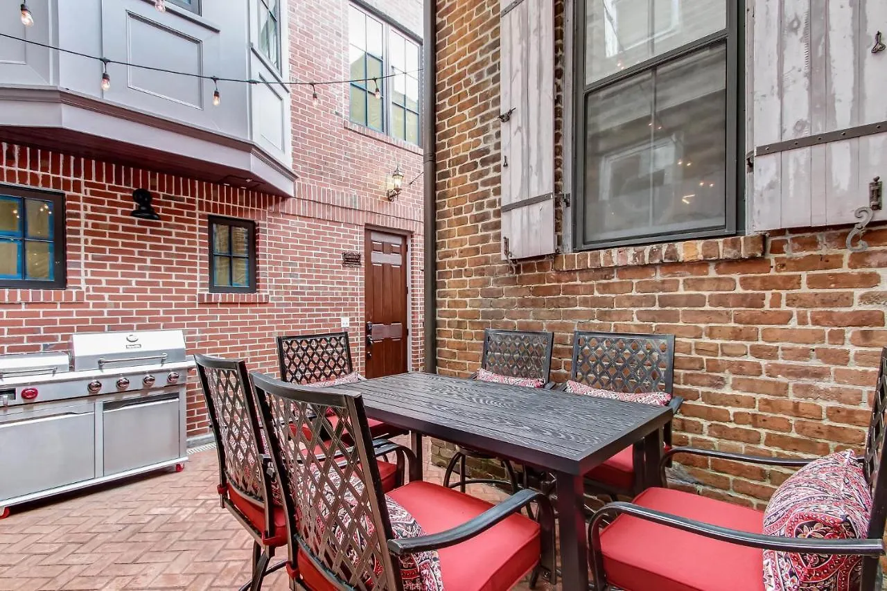 The Lyons House - Luxe Historical Home - Parking Included Savannah 0*,  United States