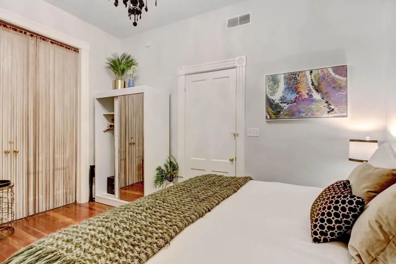 The Lyons House - Luxe Historical Home - Parking Included Savannah Holiday home